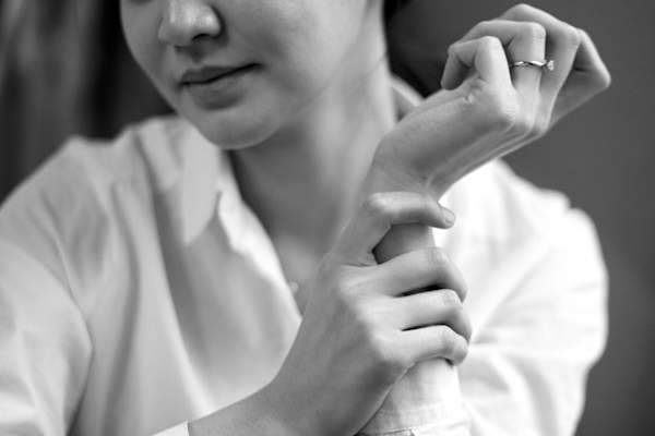 女人控股手腕