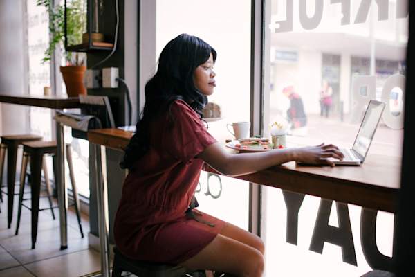 女人打字的笔记本电脑网吧