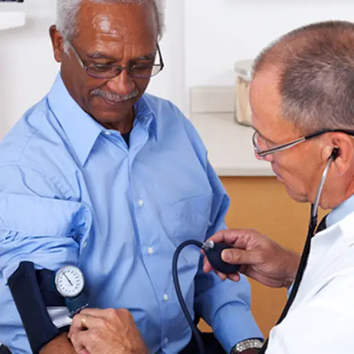 有血压的年长人检查图像