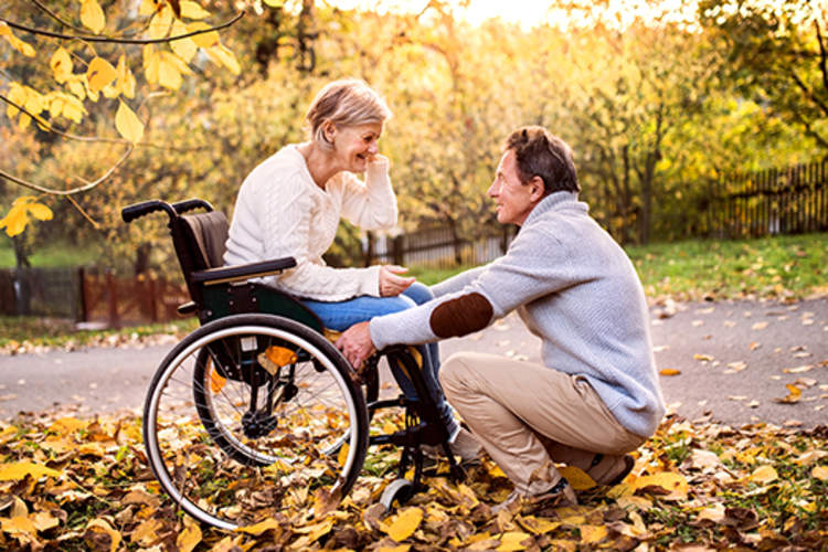 老男人和坐轮椅的妻子。