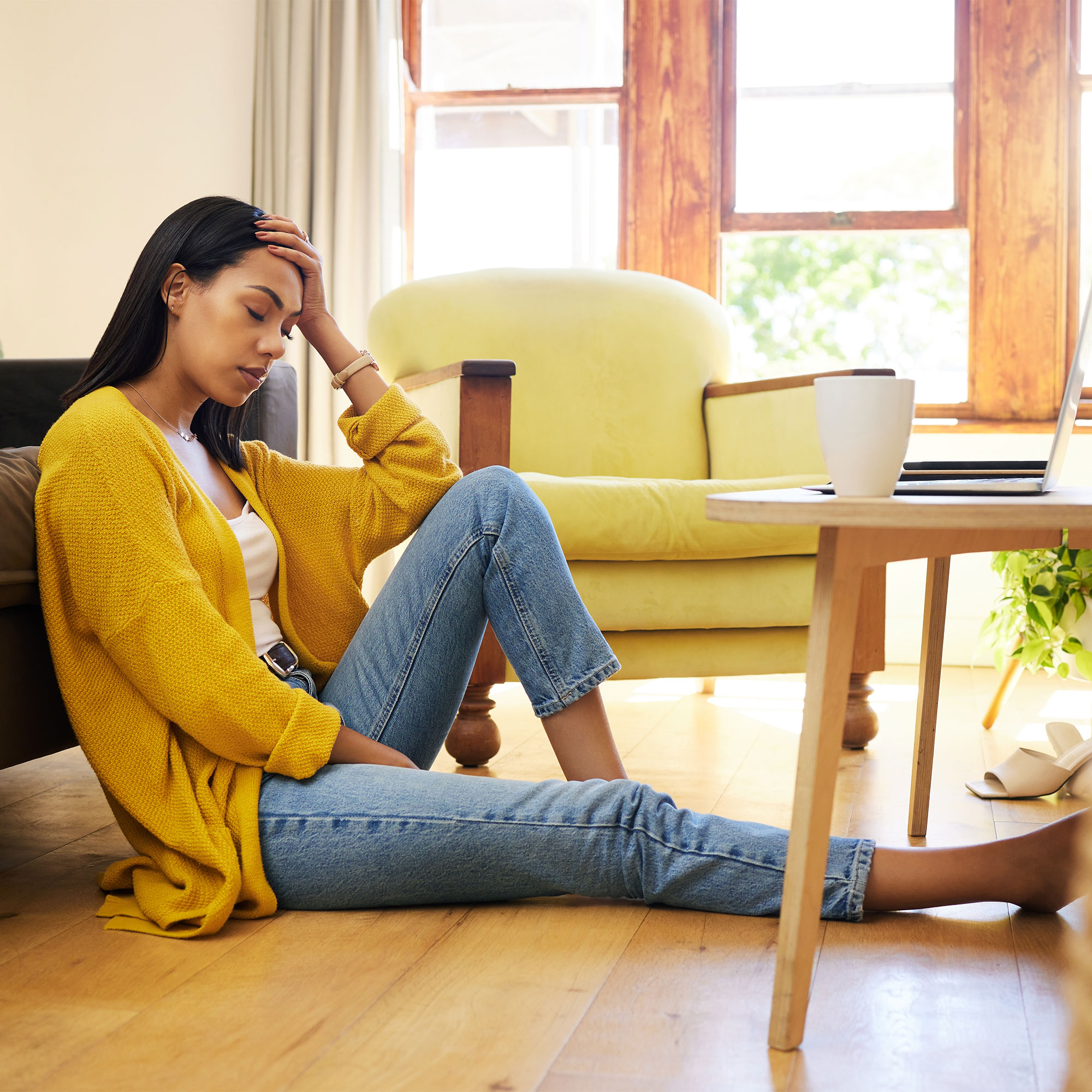 一个疲倦的女人坐在地板上