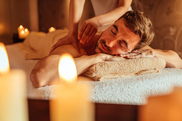 在水疗中心享受按摩的男人。