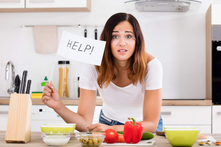 厨房里举着“救命”旗的女人。