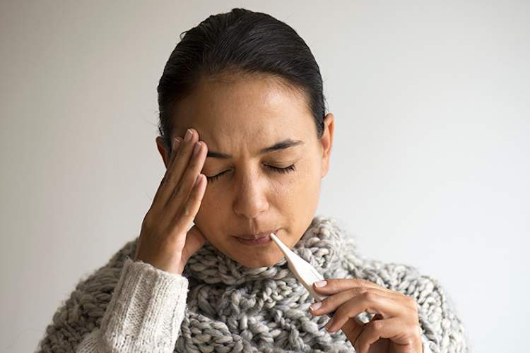 一个发烧的女人正在量体温。