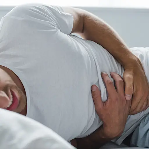 男人由于胃痛无法入睡