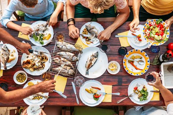 全家一起吃沙拉和鱼