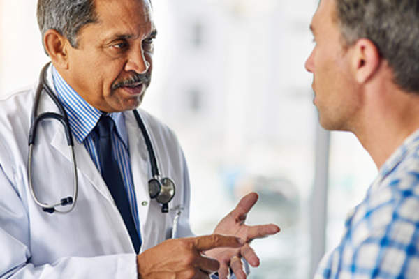 医生解释选项的男性病人。