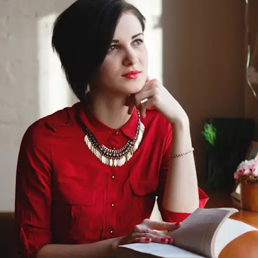 年轻女子在咖啡馆看书