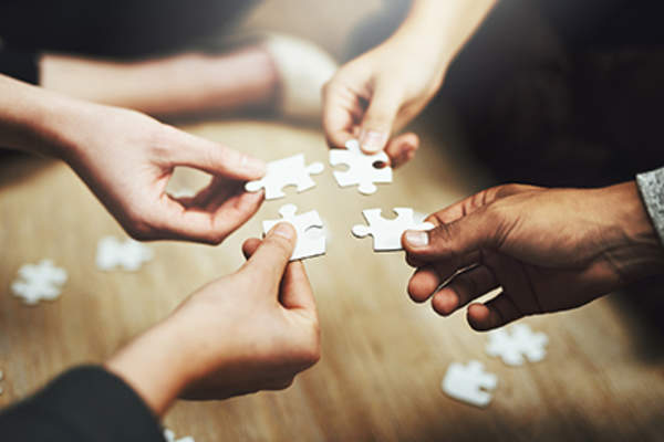 配件拼图在一起。