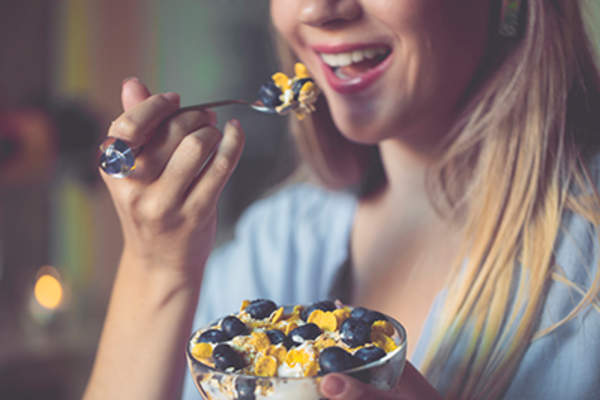 吃健康早餐的女人。