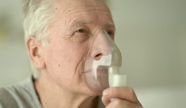 老人用氧气面罩。