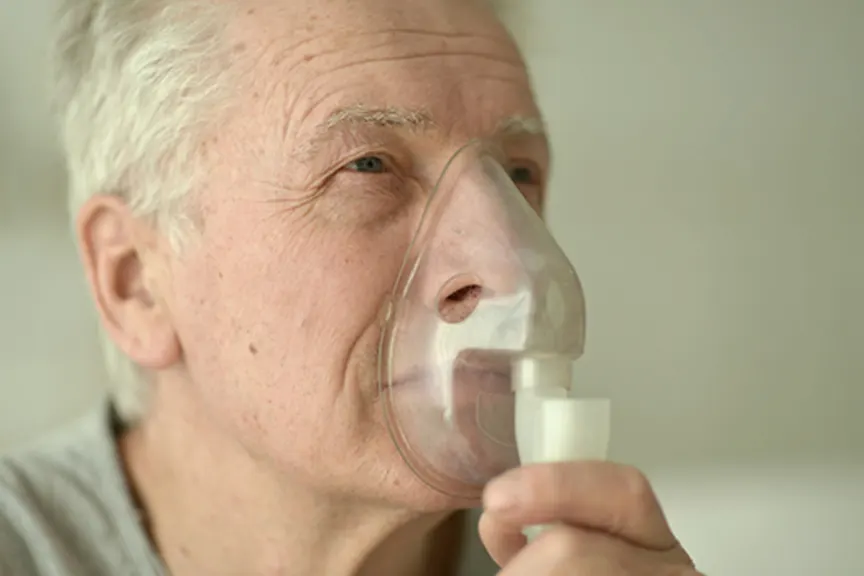 一个戴着氧气面罩的老人。