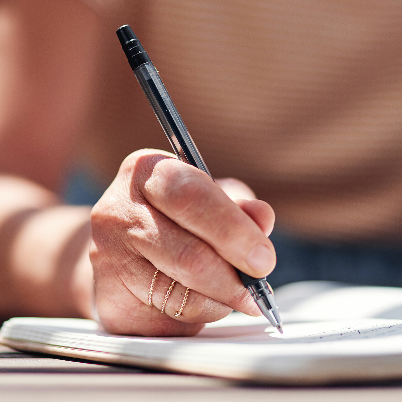 一个特写镜头一个女人写的日记