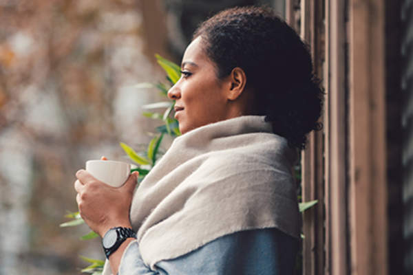 女性练习正念来减轻背部疼痛。
