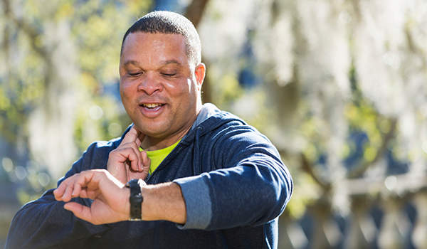 男子检查心脏率图像