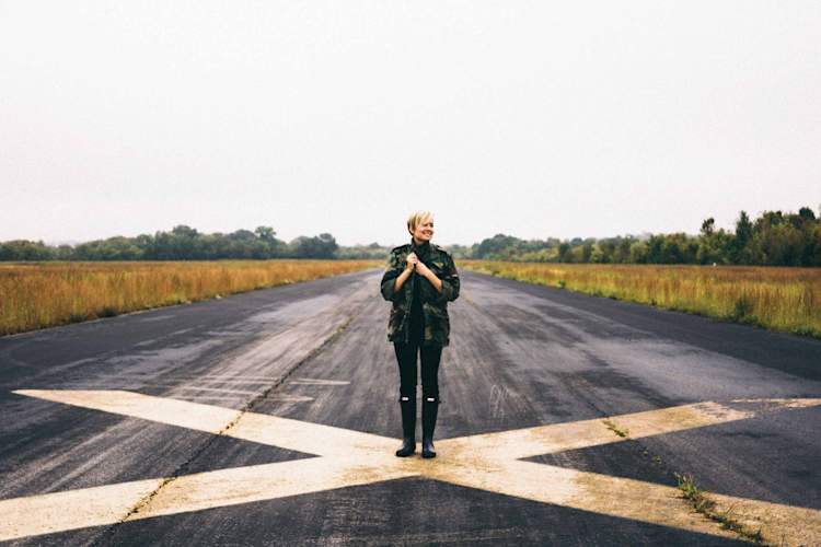 女子独自站在巨人X