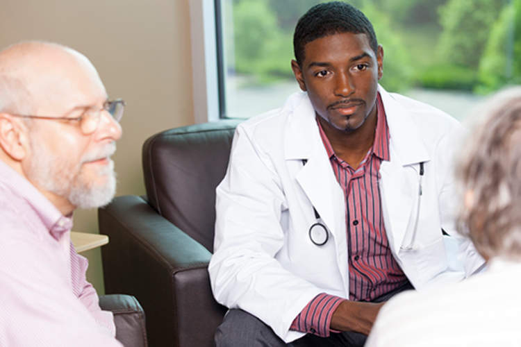 老夫妇和医生认真地讨论。