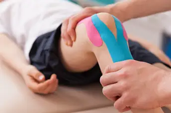 一个人的膝盖有运动机能学运动疗法。