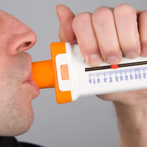 人使用呼吸计呼吸测试。