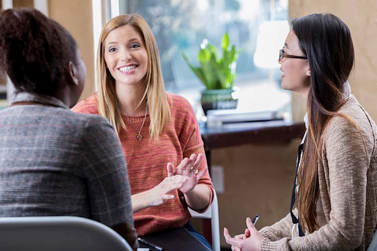 快乐的年轻妇女团体治疗交谈。