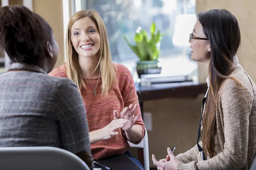 愉快的少妇谈话在小组疗法。