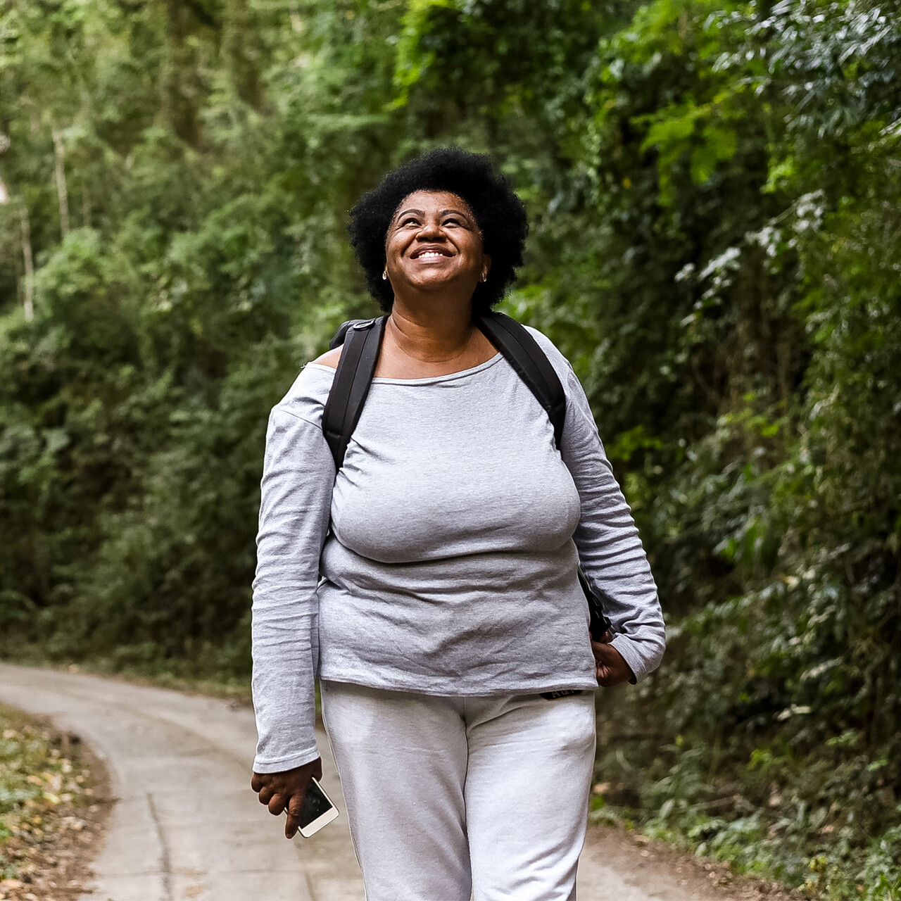 一个女人在外面徒步旅行