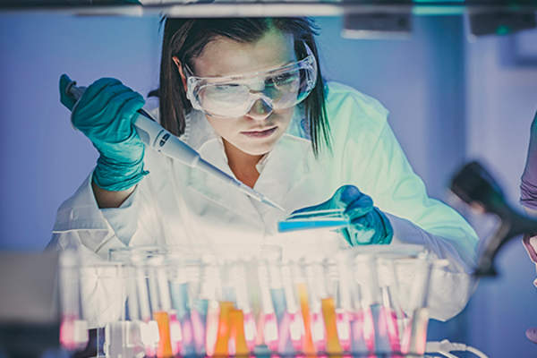 科学家进行分子检测。