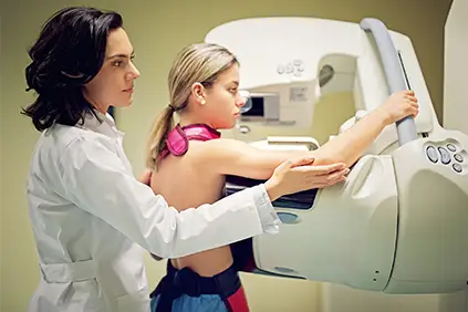 年轻女性正在做乳房x光检查。