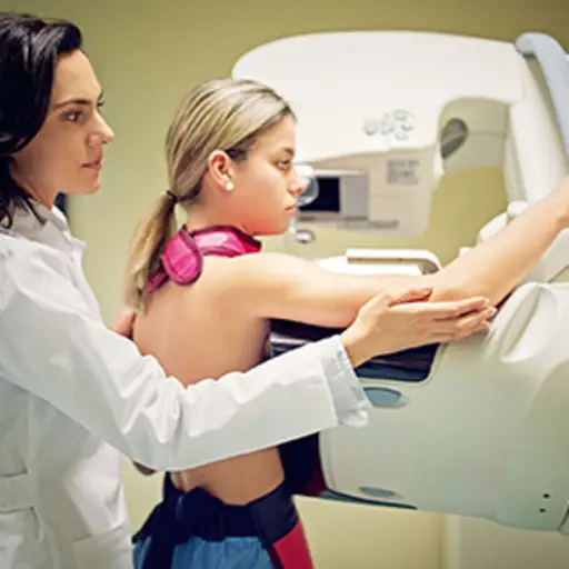 一位年轻女性正在做乳房x光检查。