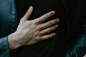 胸部的男人的手