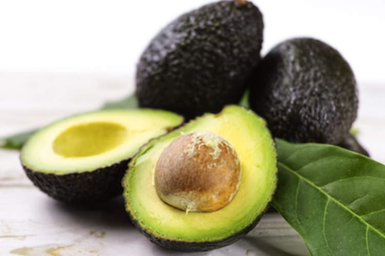 鳄梨分裂暴露的种子。