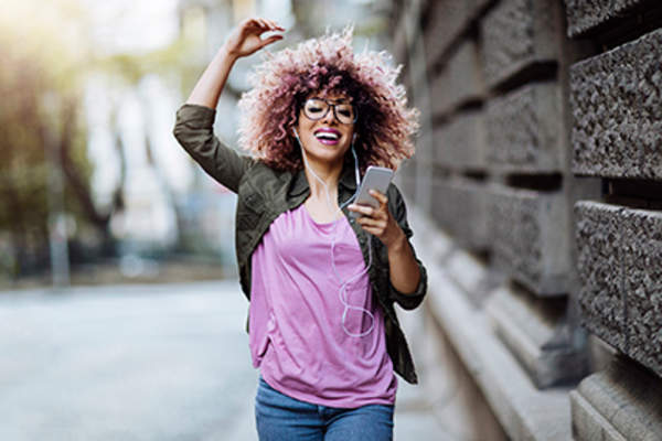 听音乐的女人。