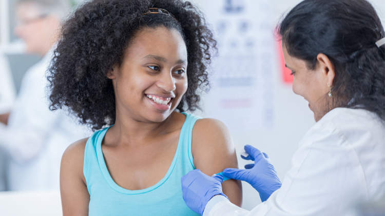 少女接种HPV疫苗后。