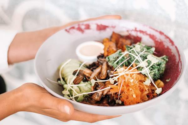 女子拿着碗健康食品