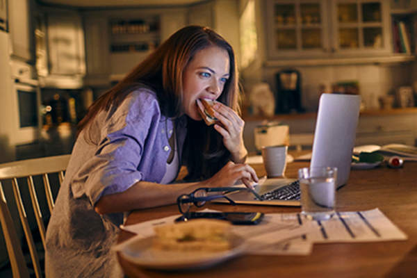 女性在夜间进食和工作时,睡眠和食欲会发生变化。