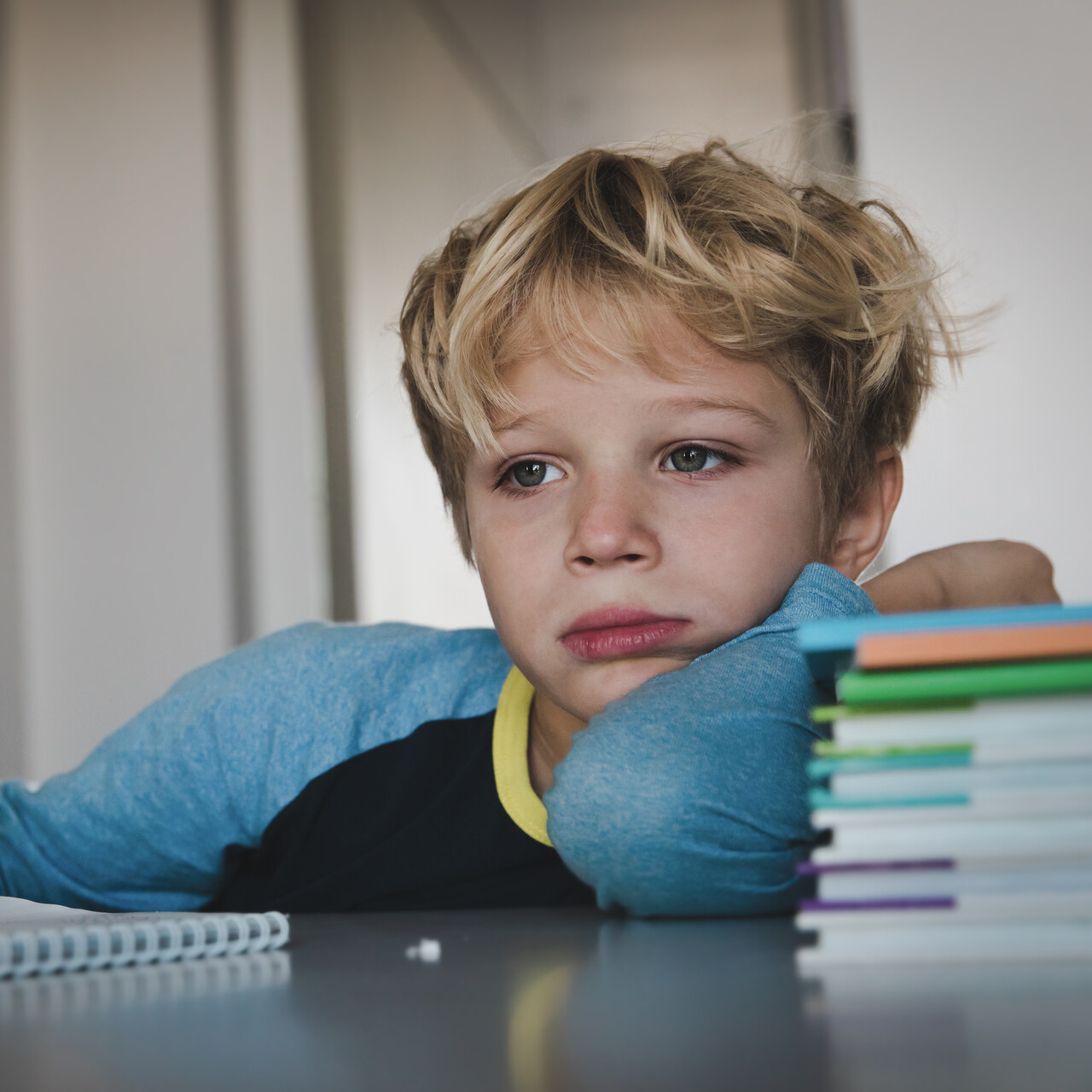 担心小男孩做学校工作。