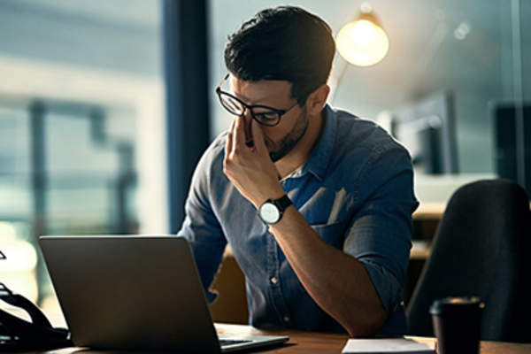 男人用尽工作。