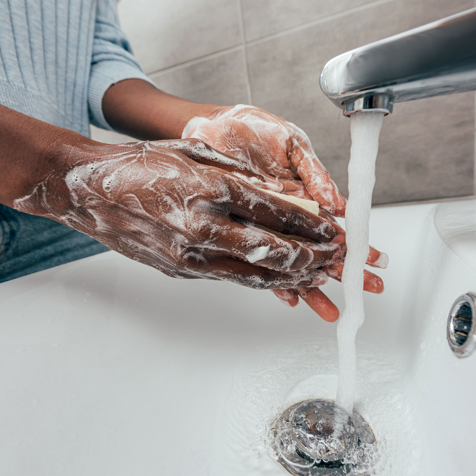 一个人在水槽里洗手的特写