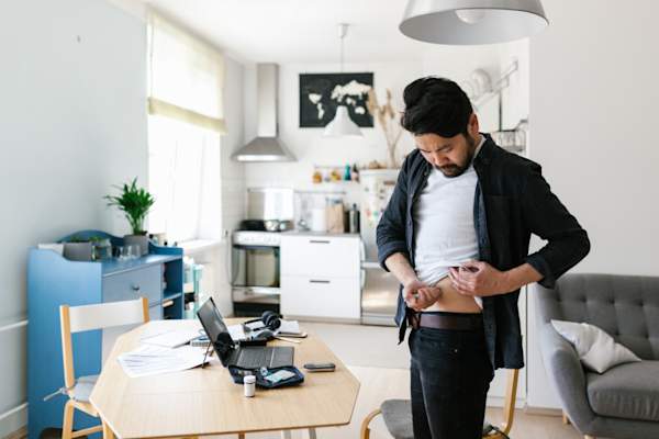 男子注射药物到胃