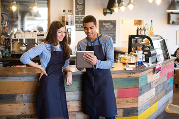 咖啡店员工交谈。