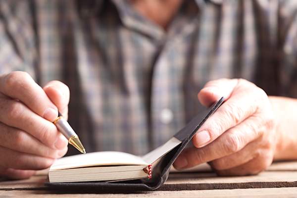 老人写在日记里。