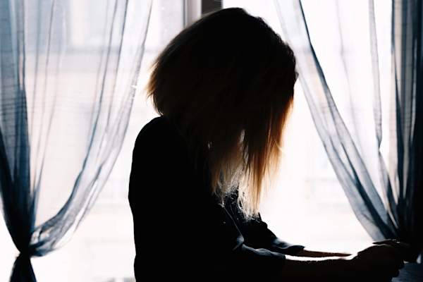 可悲的女人剪影