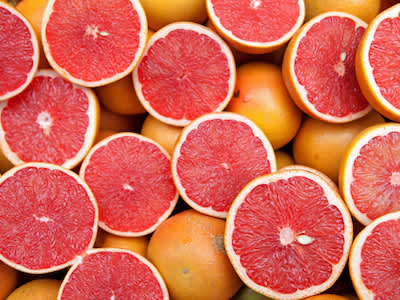 葡萄柚，有的整个的，有的切成两半。