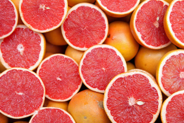 葡萄柚,有的整个的,有的切成两半。