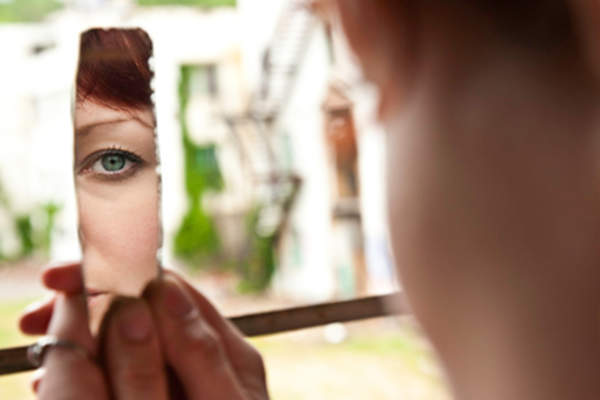 女人寻找镜子。