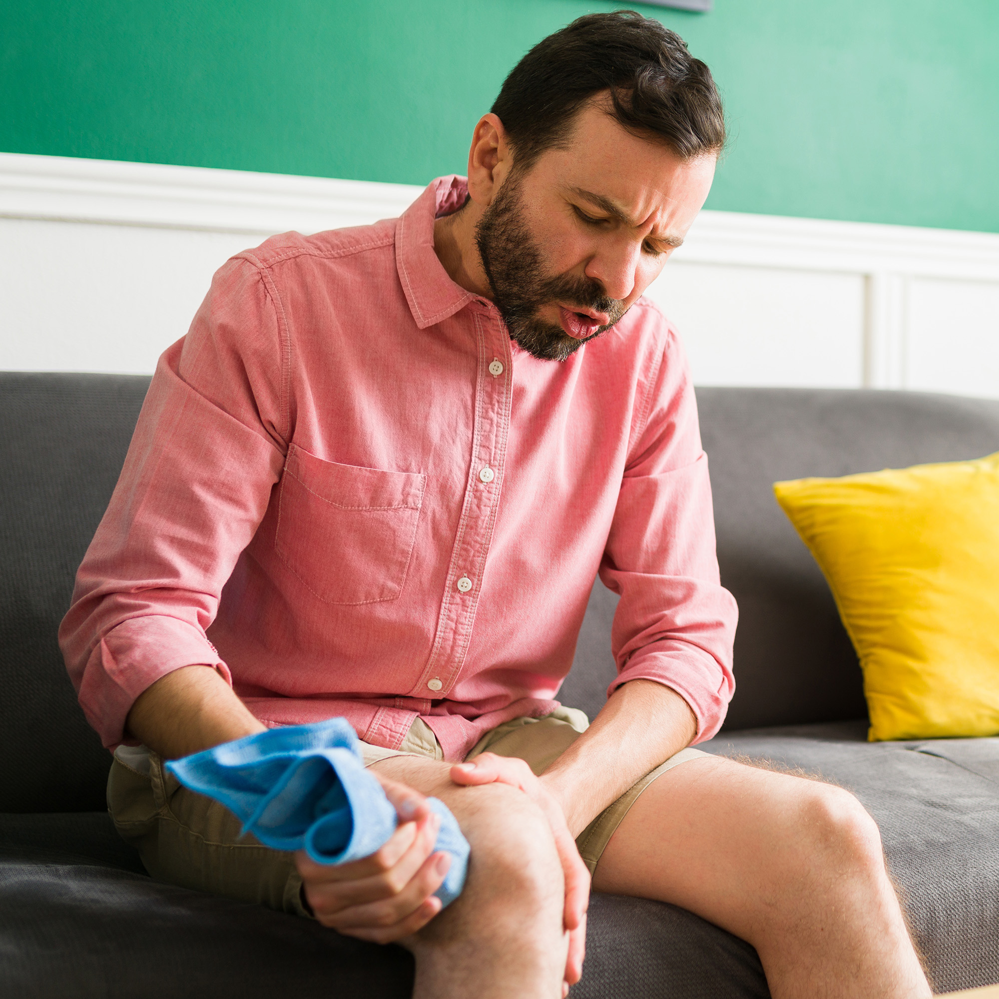 一名男子在腿上冷敷