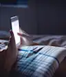 女人在床上打电话