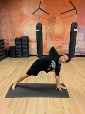 埃米尔尝试:为RA Emil DeAndries3做瑜伽