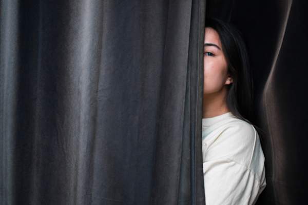 窗帘背后隐藏的女人