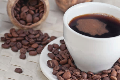 咖啡和咖啡豆图像的杯子